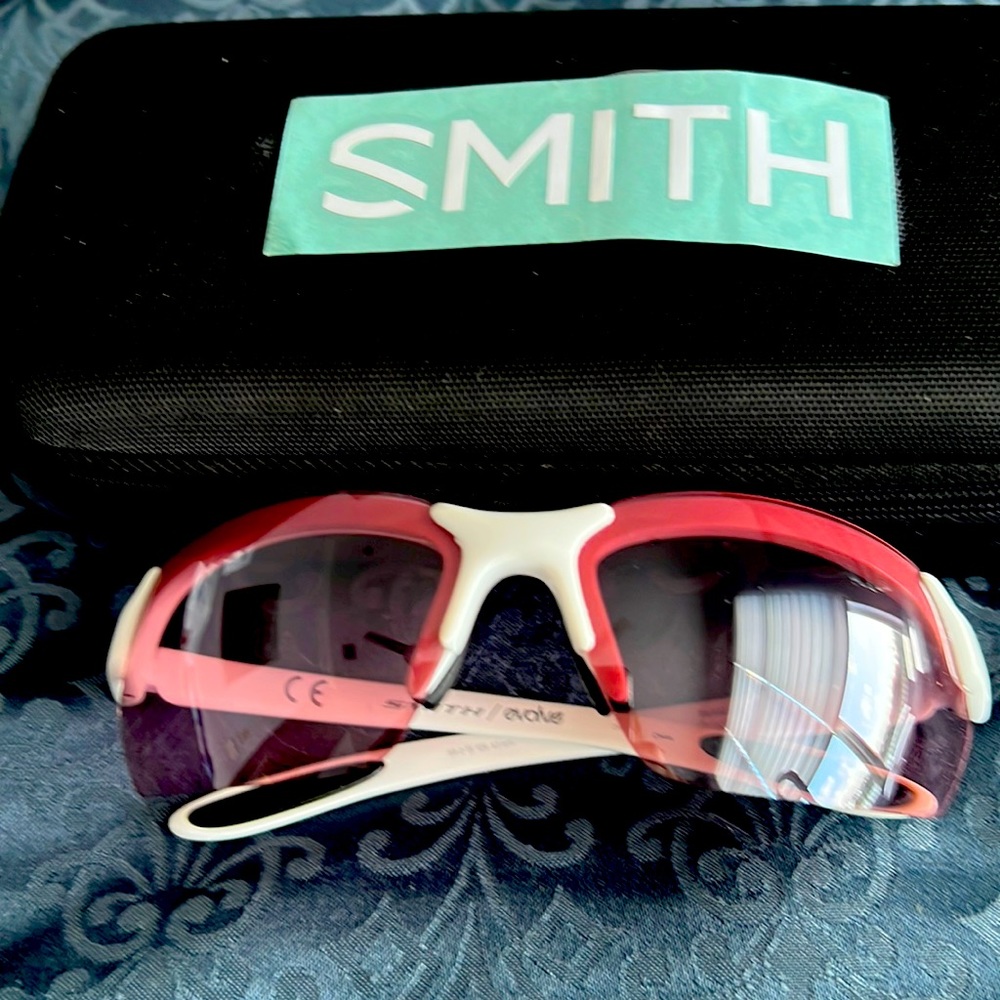 Sunglasses with interchangeable lenses